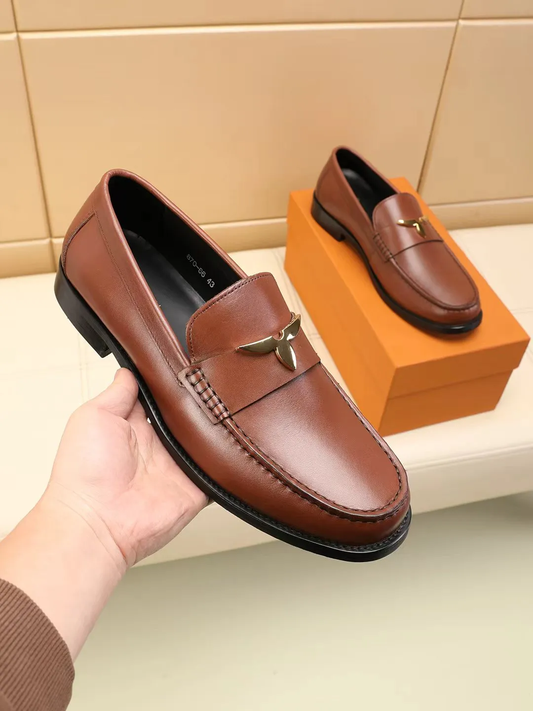 Men's shoes 440 💰 Louis Vuitton LV ® 🆕 model 🔛Full shoe counter, first layer cowhide, 🐂leather lined casual shoes for men, super soft outsole, essential for driving. Synchronized with the counter, original first layer cowhide, completely 1:1 mold customization🌹top version, color optional! Number: 39-44 (customized at 38.45.46)